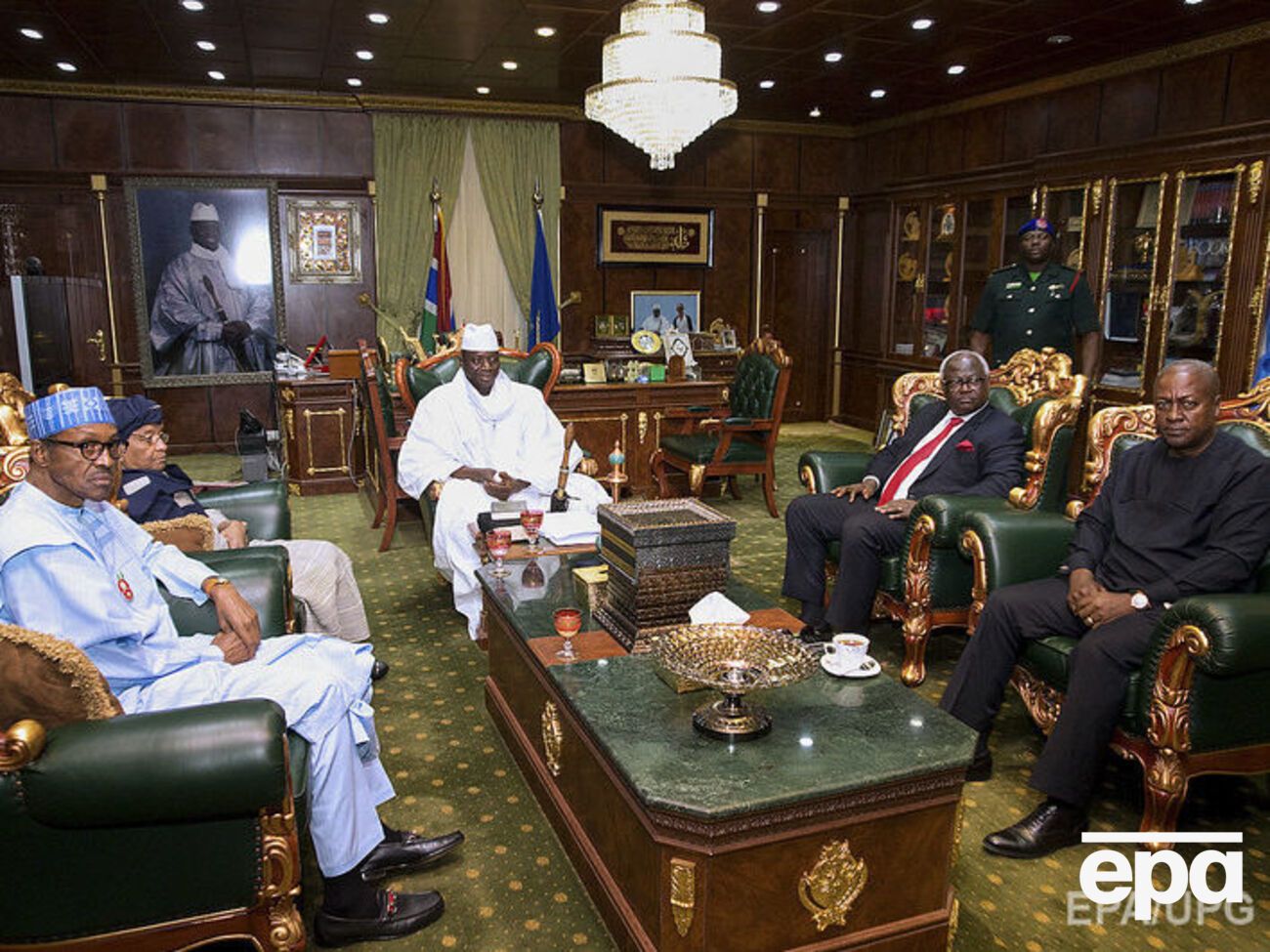 Джамме (в центре) покинул пост только после длительных переговоров с участием президентов стран Африки