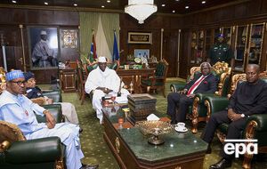 Джамме (в центре) покинул пост только после длительных переговоров с участием президентов стран Африки