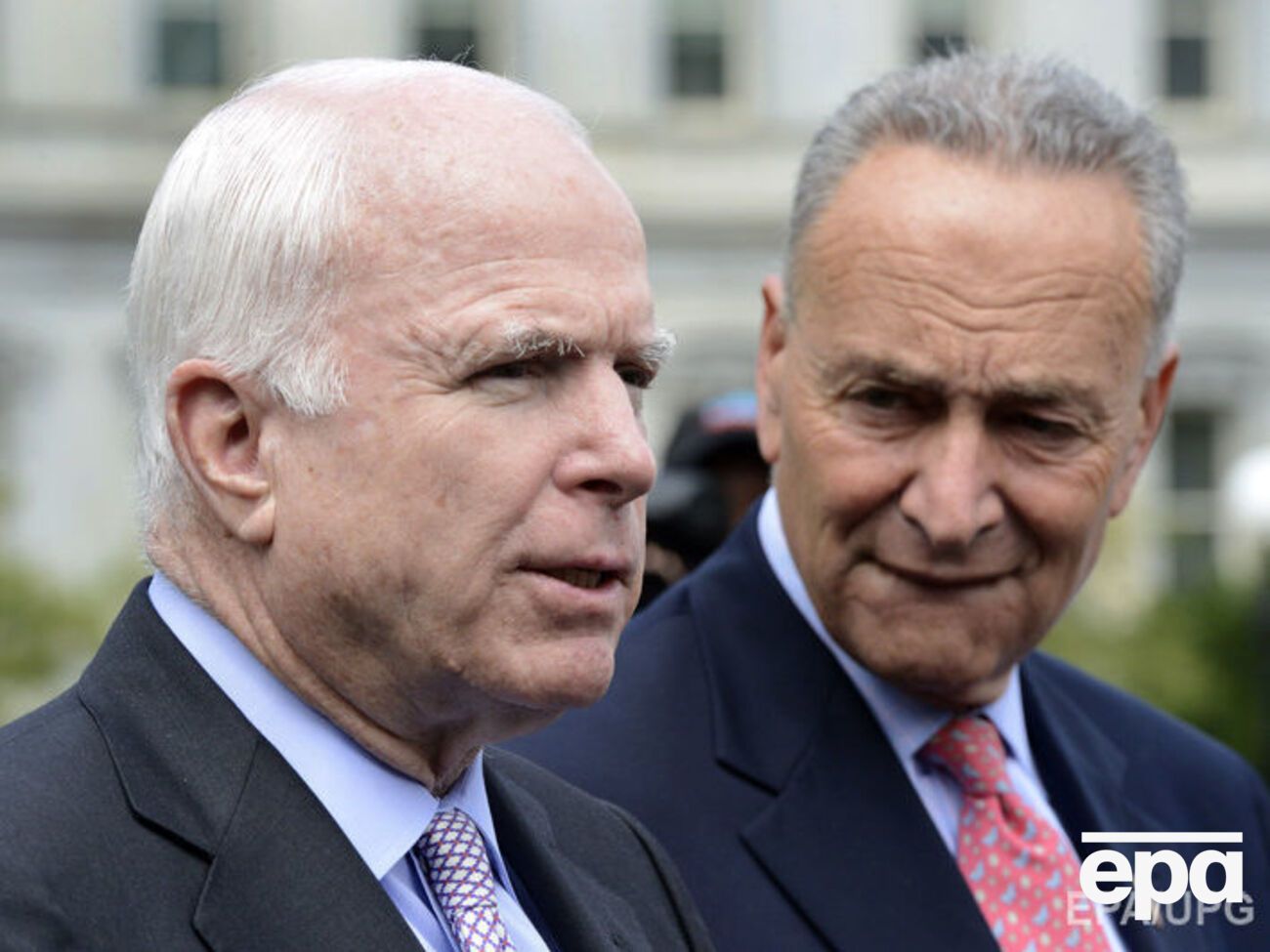 Шумер (на фото справа) и Маккейн выступают против снятия санкций с России