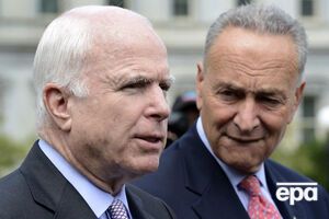 Шумер (на фото справа) и Маккейн выступают против снятия санкций с России