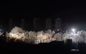 Дома сносили одновременно с помощью взрывчатки