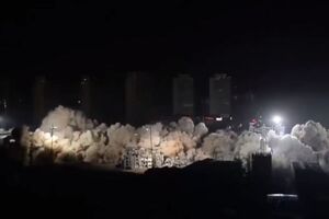 Дома сносили одновременно с помощью взрывчатки