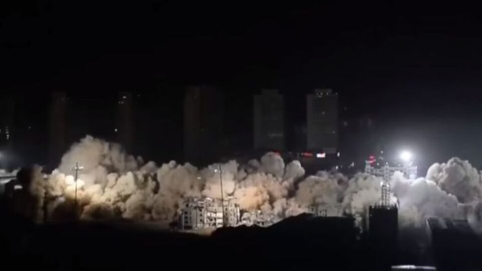 Дома сносили одновременно с помощью взрывчатки