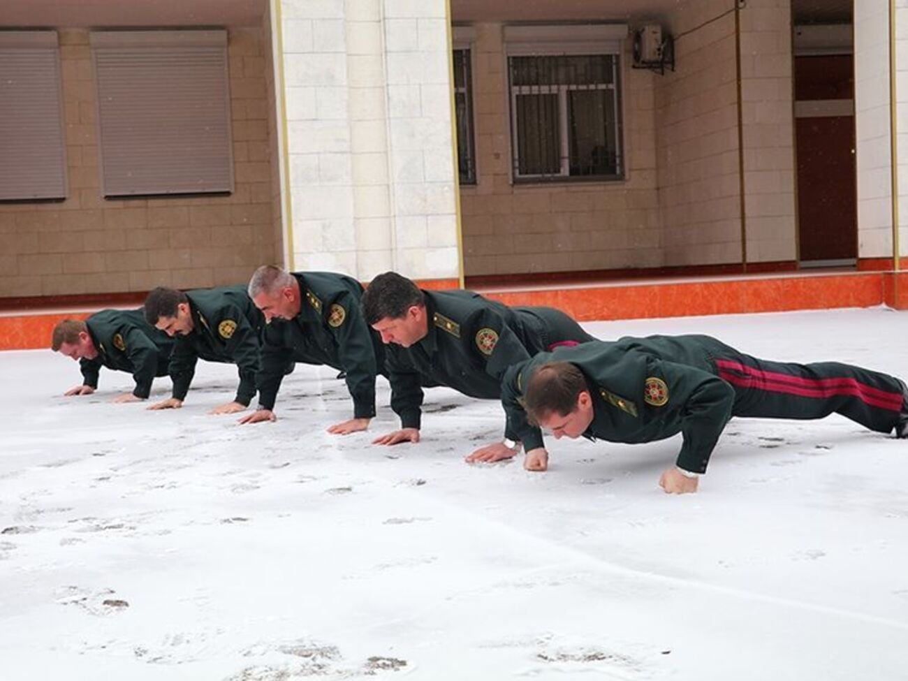 Пять генералов Нацгвардии отжались 22 раза