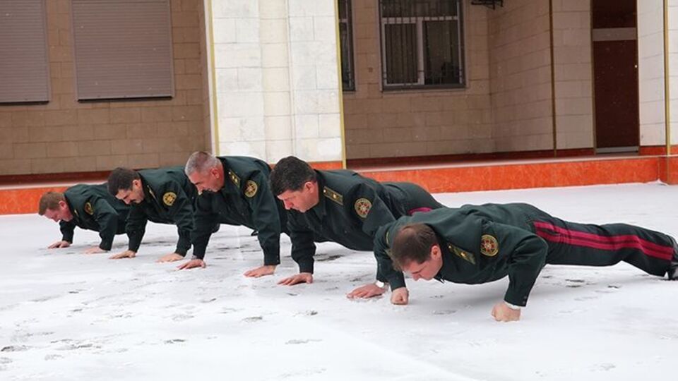 Пять генералов Нацгвардии отжались 22 раза