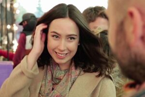По сюжету ролика иностранный гость знакомится в Киеве с девушкой