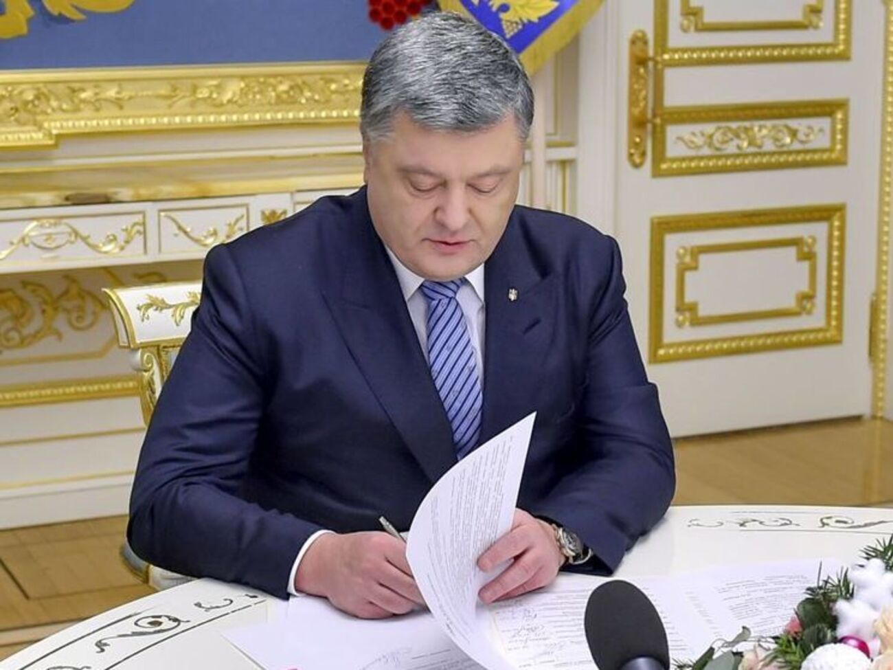 Президент подписал указы об увольнении двух послов Украины