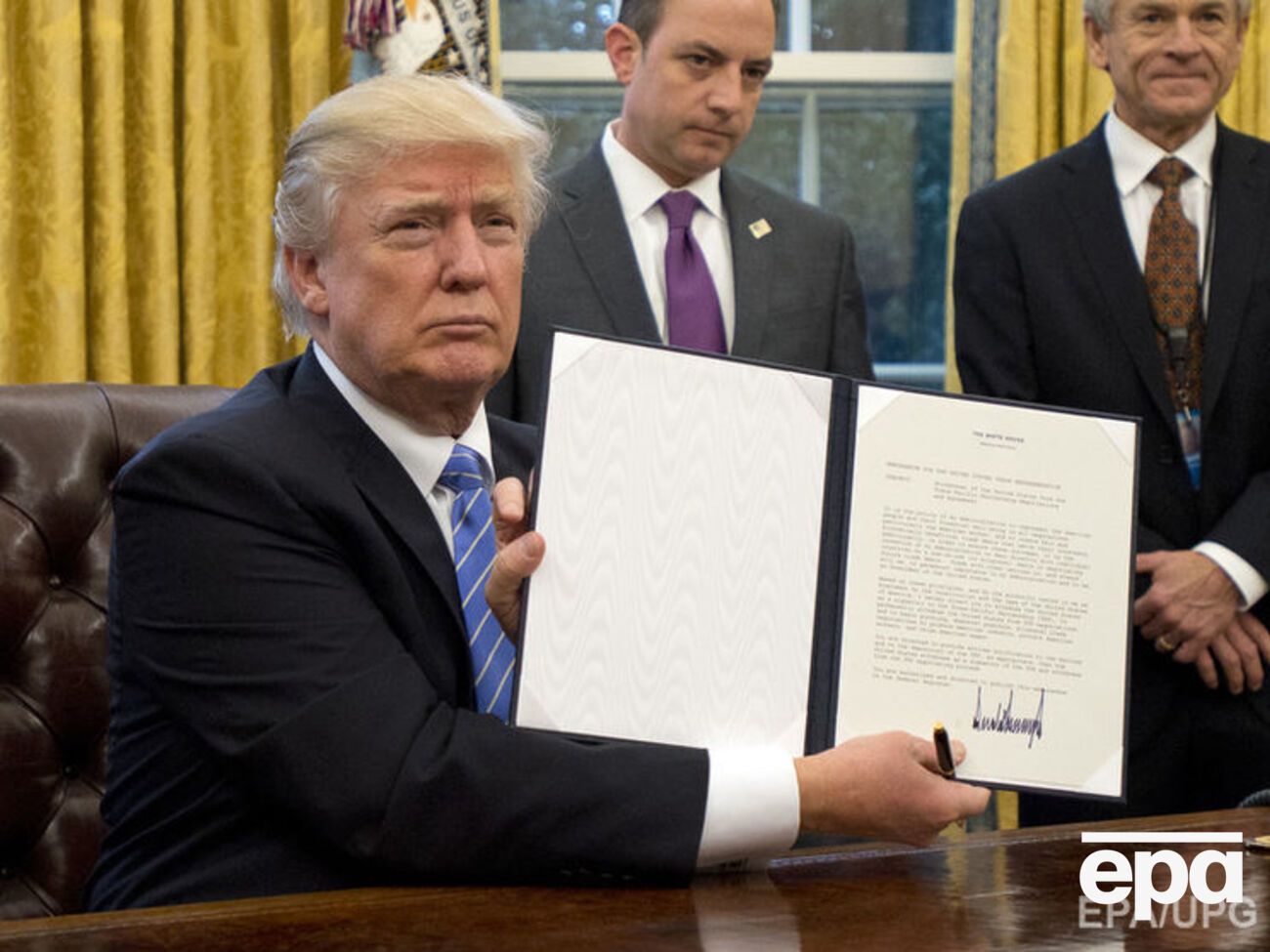 Трамп подписывает первые указы на посту президента США