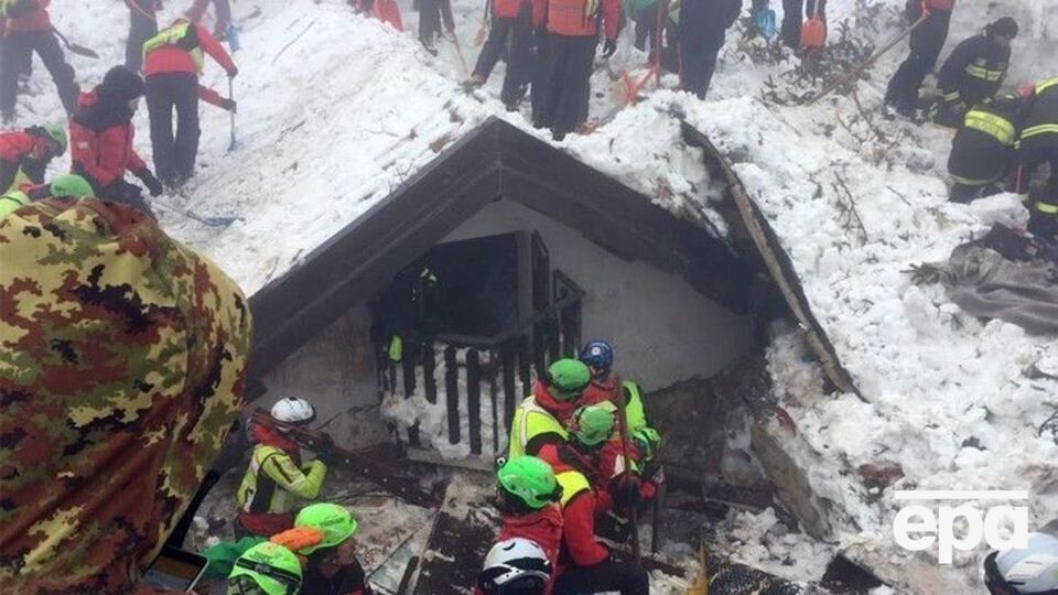 На месте трагедии продолжаются поисковые работы