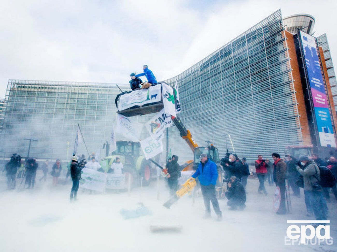 Здание было засыпано сухим молоком с помощью специального распылителя