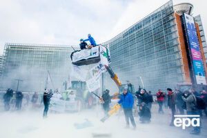 Здание было засыпано сухим молоком с помощью специального распылителя