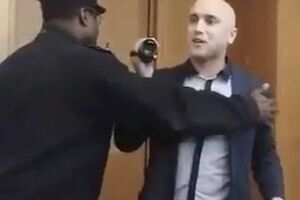 Филлипса вывел из помещения полицейский