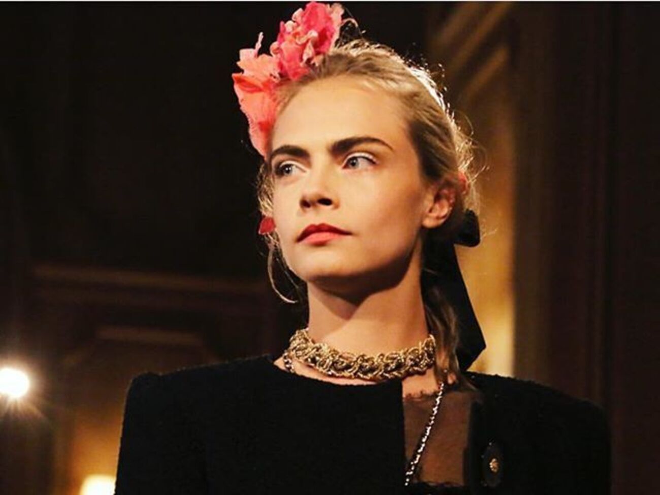 Делевинь развлекается с друзьями флешмобом "Манекен челлендж"