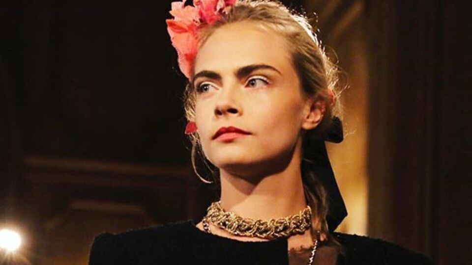 Делевинь развлекается с друзьями флешмобом "Манекен челлендж"