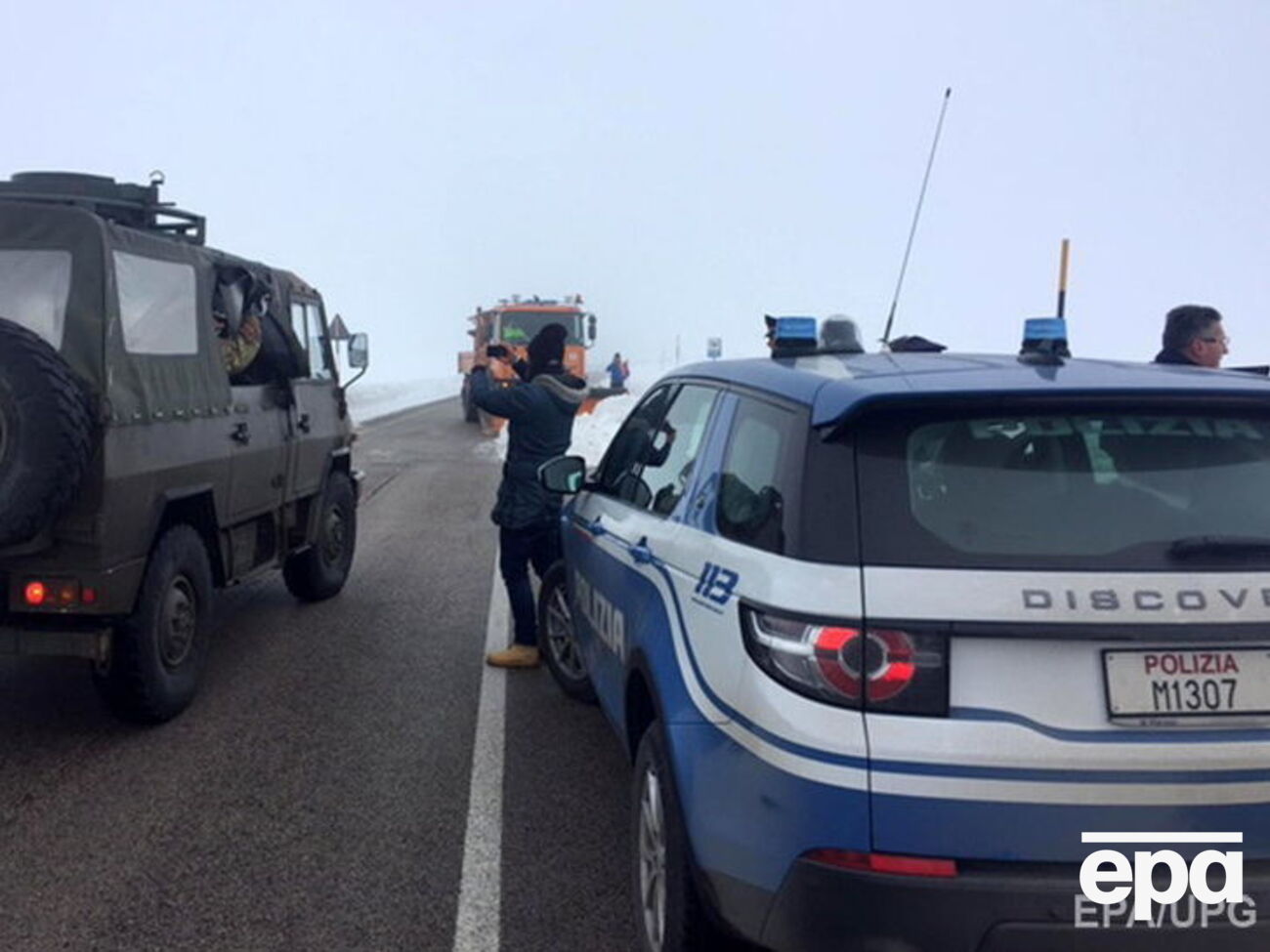 Спасатели и полиция в густом тумане пытались определить место падения вертолета
