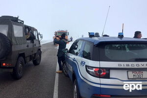 Спасатели и полиция в густом тумане пытались определить место падения вертолета