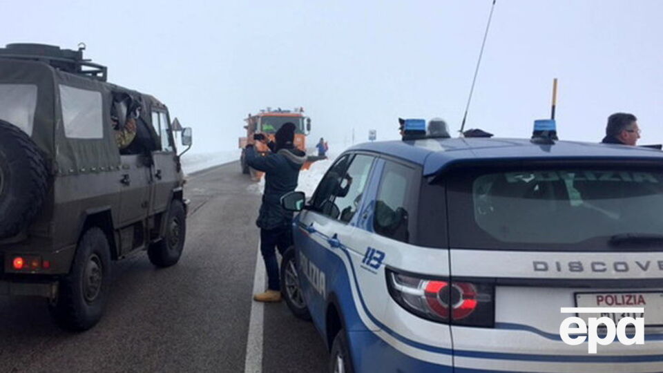 Спасатели и полиция в густом тумане пытались определить место падения вертолета