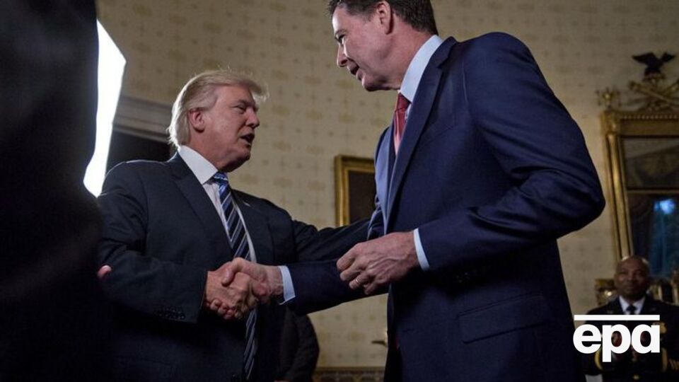 По данным NYT, Трамп не воспользуется правом уволить Коми (на фото справа)