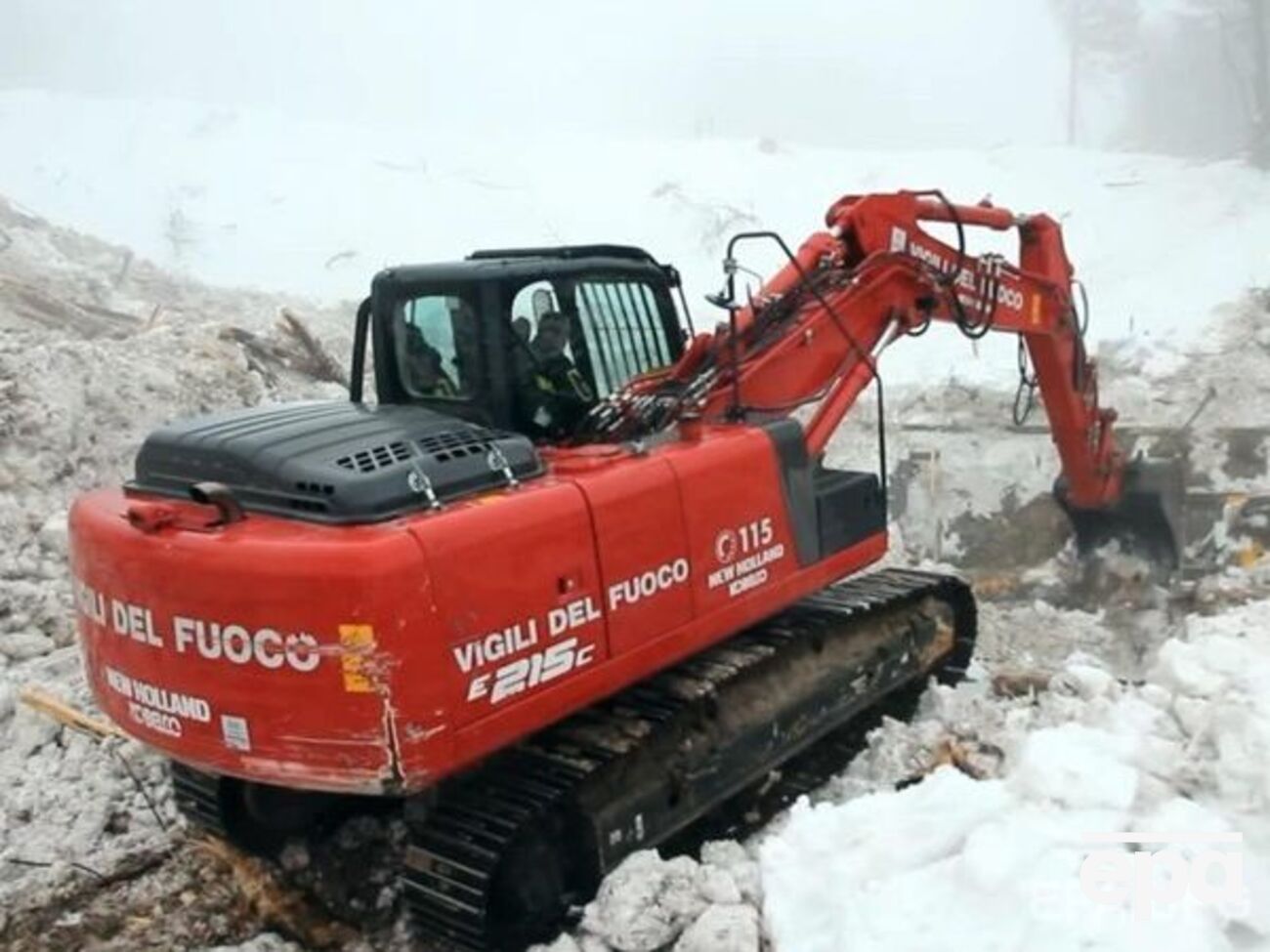 Пожарный экскаватор расчищает пространство перед отелем&nbsp;Rigopiano