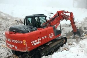 Пожарный экскаватор расчищает пространство перед отелем Rigopiano