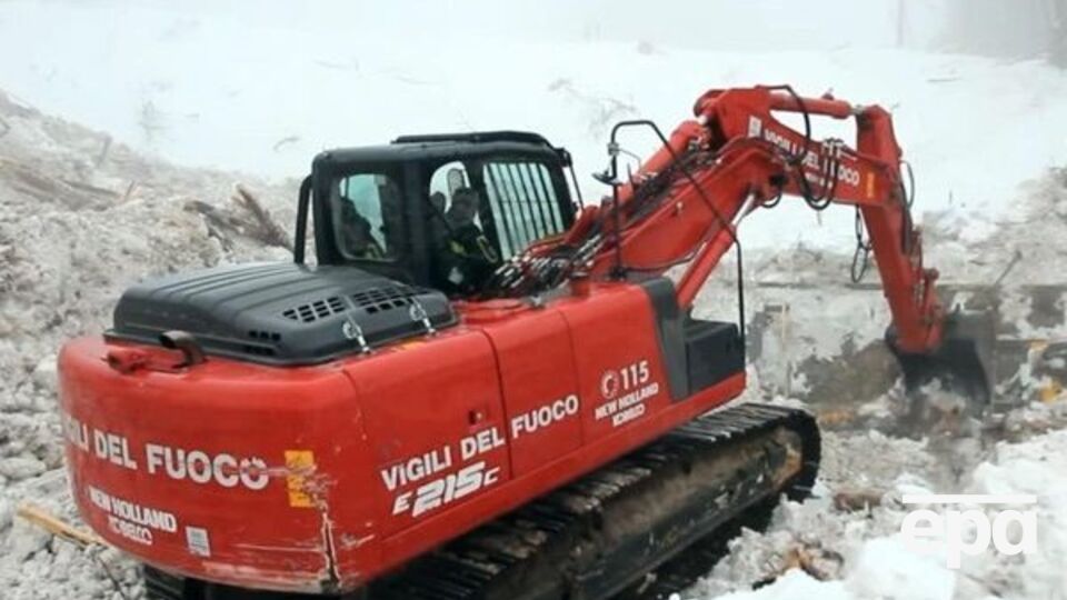 Пожарный экскаватор расчищает пространство перед отелем Rigopiano