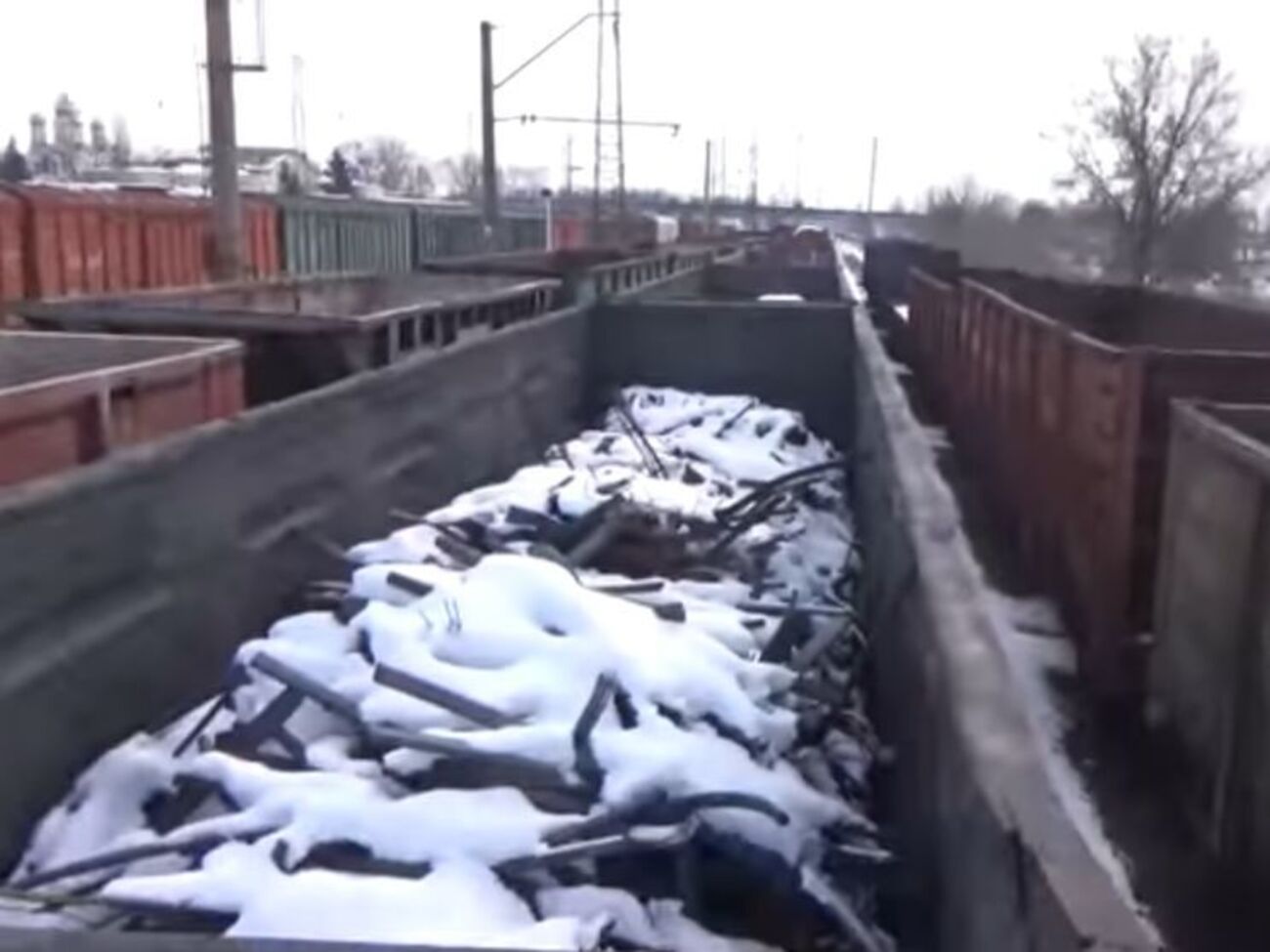 Вагоны с ломом черных металлов, который пытались вывезти террористы для перепродажи