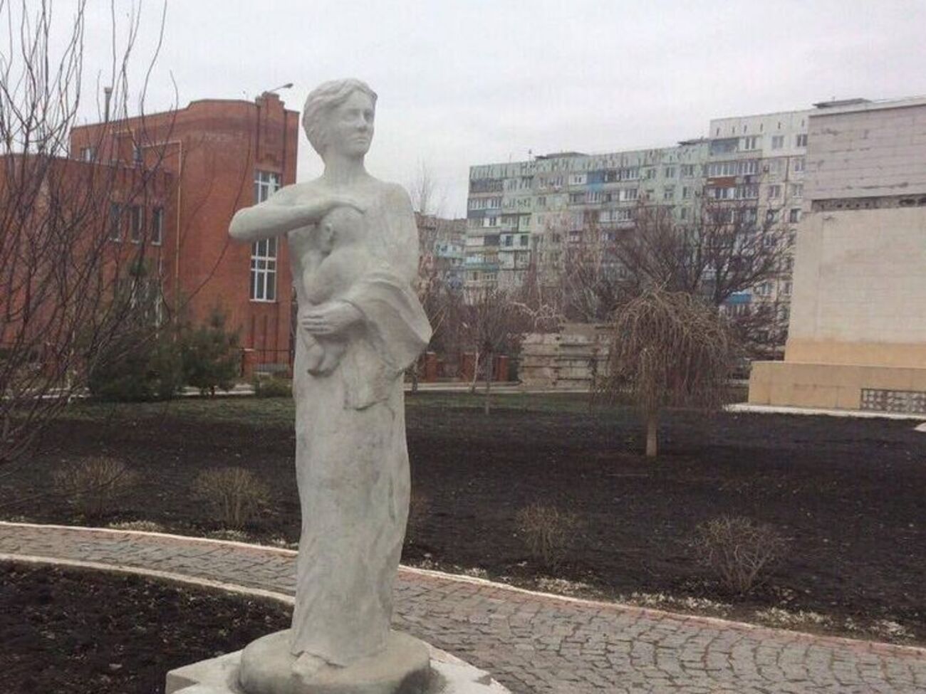 В Мариуполе во вторую годовщину обстрела "Восточного" открыли новый памятник. Фоторепортаж