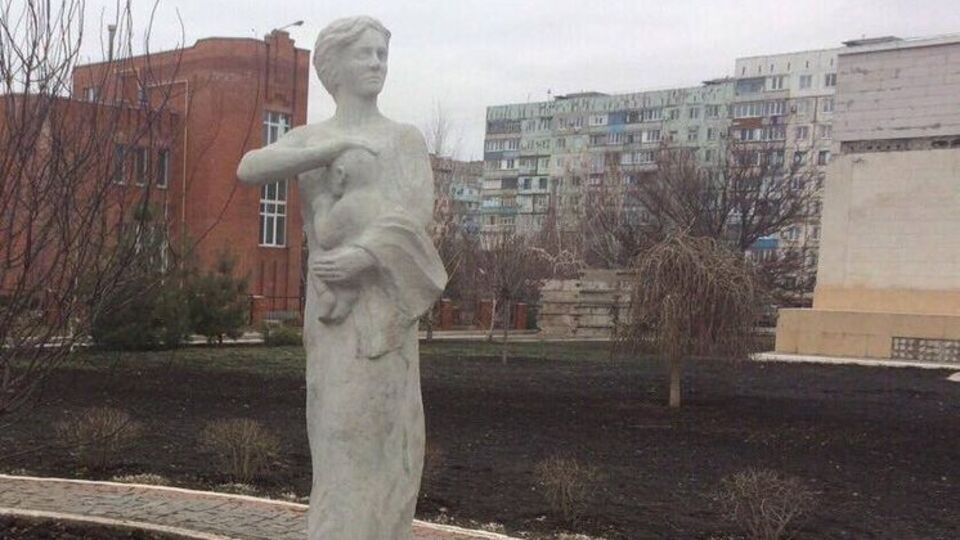 В Мариуполе во вторую годовщину обстрела "Восточного" открыли новый памятник. Фоторепортаж