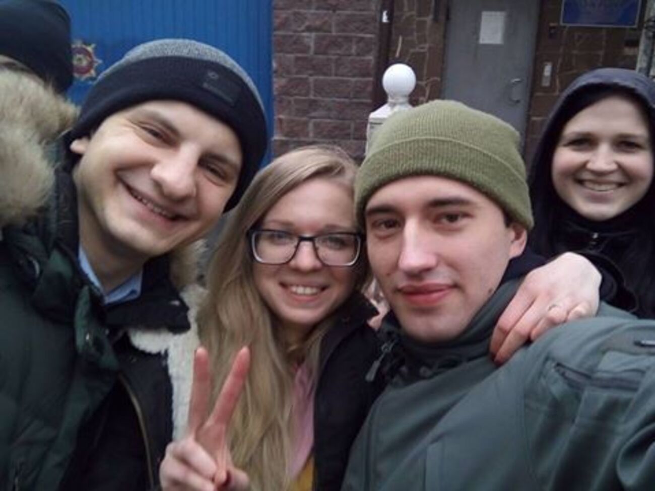 Заверуха (по центру) сегодня вышла на свободу