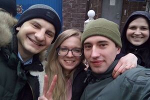 Заверуха (по центру) сегодня вышла на свободу