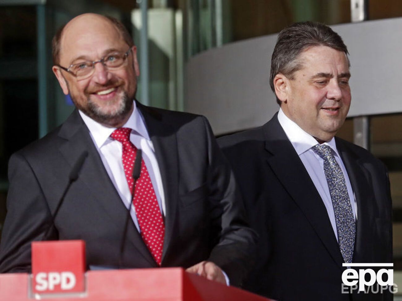 Шульц (слева) должен стать преемником Габриэля на посту лидера СДПГ