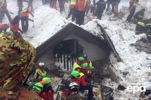 Спасательная операция в районе отеля продолжается