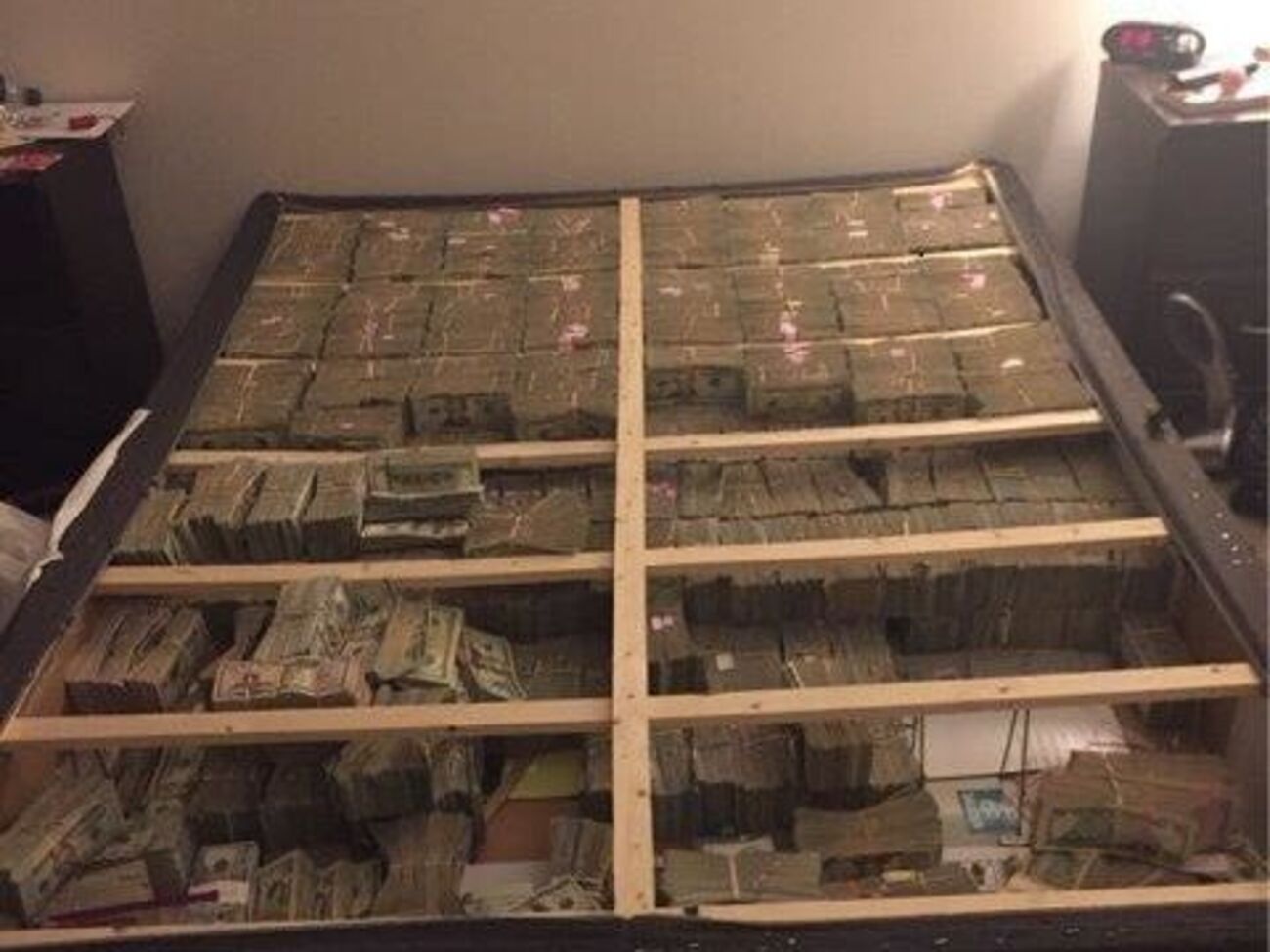 Наличные нашли в результате слежки за бразильцем Клебером Роча, которого обвинили в связи с финансовой пирамидой