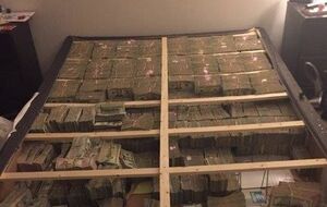 Наличные нашли в результате слежки за бразильцем Клебером Роча, которого обвинили в связи с финансовой пирамидой