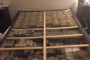 Наличные нашли в результате слежки за бразильцем Клебером Роча, которого обвинили в связи с финансовой пирамидой