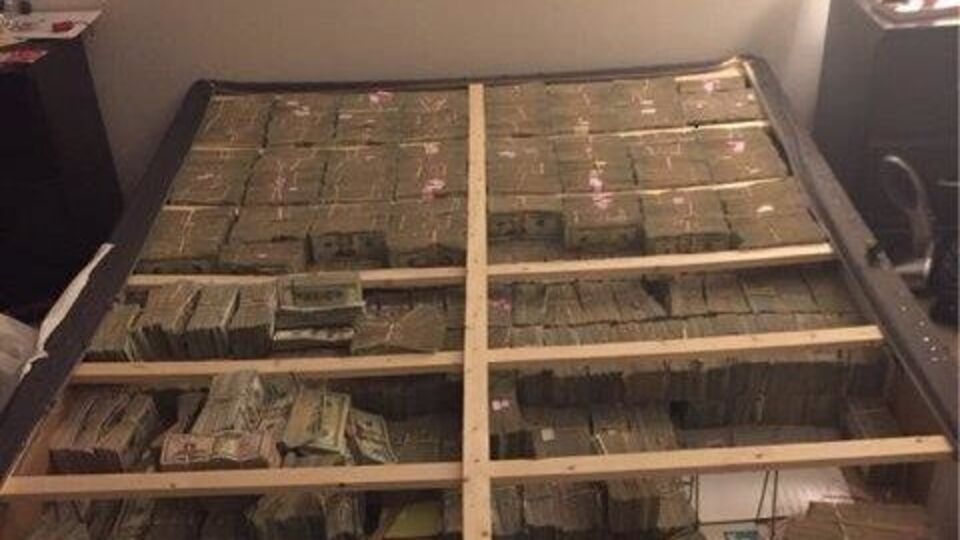Наличные нашли в результате слежки за бразильцем Клебером Роча, которого обвинили в связи с финансовой пирамидой