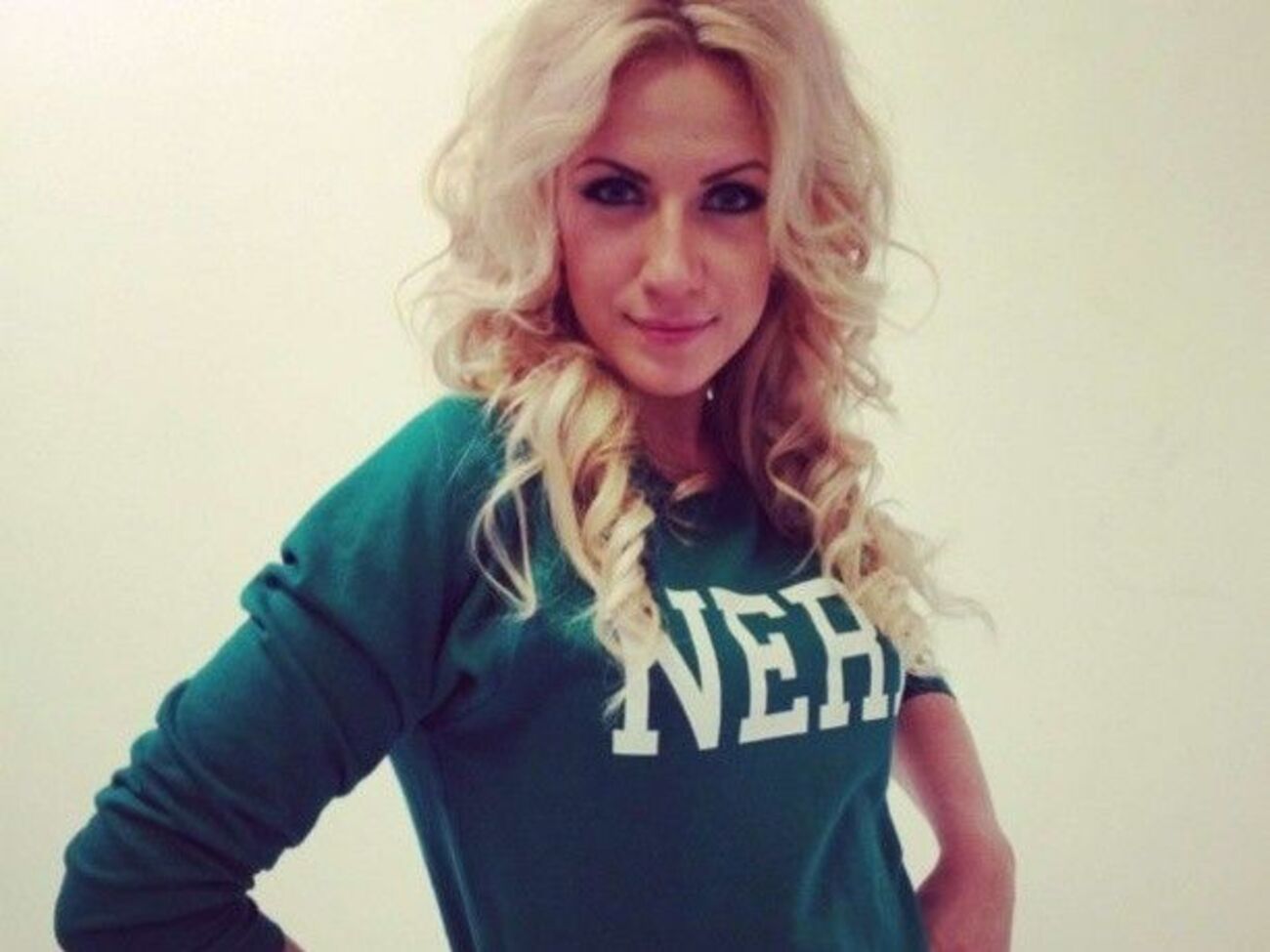 Никитюк:&nbsp;Говорят, солнце, уходя с небосвода, уносит с собой цветок, который своим сиянием освещает небо ярко-красным, оранжевым, а иногда розовым светом