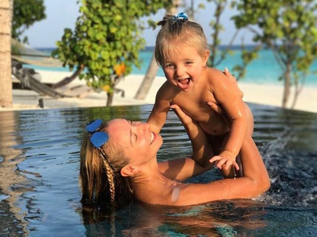 Дочь Навки и Пескова порычала на краба