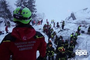 Спасатели продолжают искать выживших под завалами снега