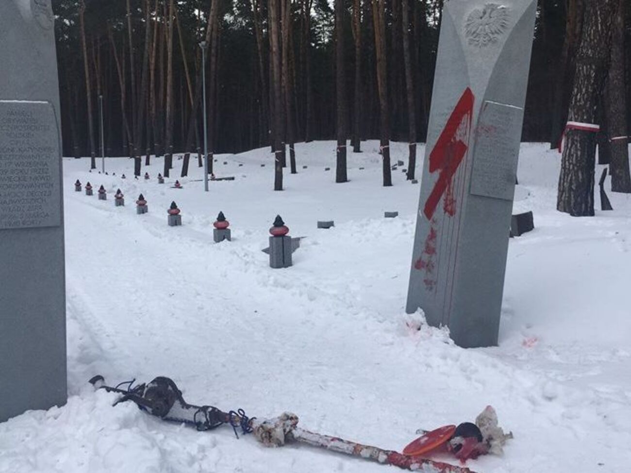Повреждены входные стелы мемориала