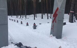 Повреждены входные стелы мемориала