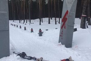 Повреждены входные стелы мемориала