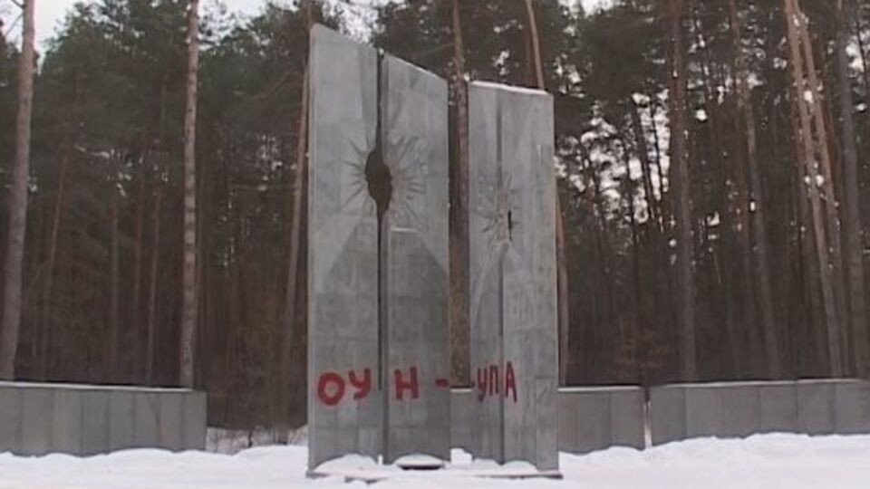 Неизвестные повредили украинскую и польскую части мемориального комплекса "Быковнянские могилы"