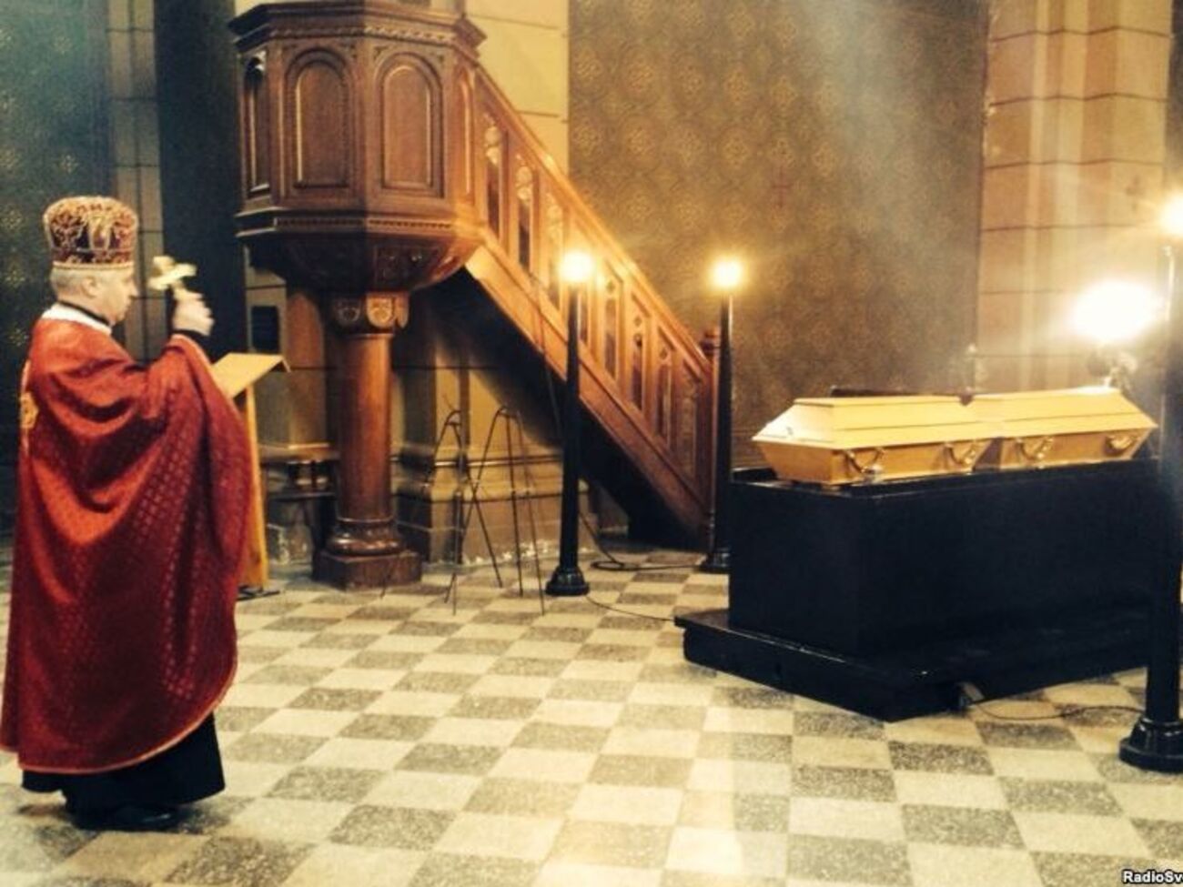 В молитвенном доме святых Филиппа и Якуба в Праге попрощались с украинским поэтом Александром Олесем и его супругой