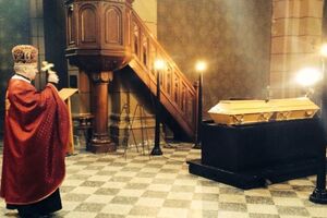 В молитвенном доме святых Филиппа и Якуба в Праге попрощались с украинским поэтом Александром Олесем и его супругой