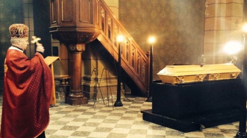 В молитвенном доме святых Филиппа и Якуба в Праге попрощались с украинским поэтом Александром Олесем и его супругой