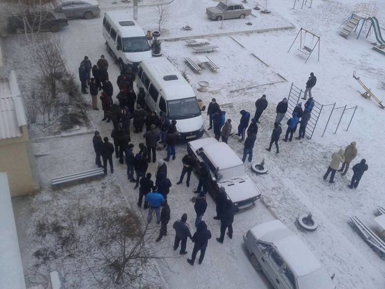 Cемью активистов пришли поддержать простые люди