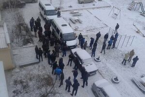 Cемью активистов пришли поддержать простые люди