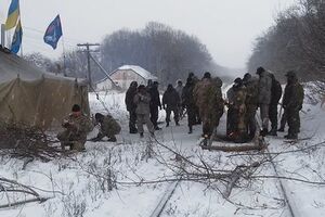Полиция: Народные депутаты и бывшие бойцы добровольческих батальонов "Донбасс" и "Айдар" заблокировали железнодорожные пути в Луганской области