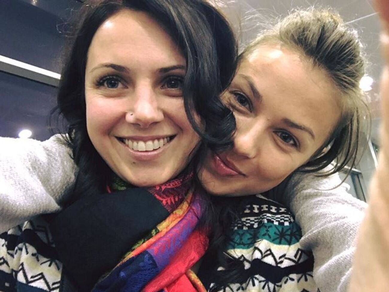 Топольская (на фото справа) о своей сестре:&nbsp;На фото Олеся. Лучший друг детства, ближайший союзник по самым коварным шалостям